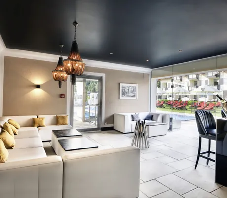 Lounge mit schwarzer Theke mit Champagner im Landromantikhotel Oswald