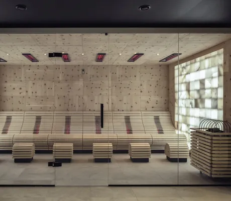 Salzlounge im Landromantikhotel Oswald mit Infrarotliegen und Salzwänden