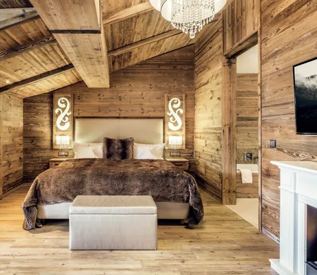 Suite im Landromantikhotel Oswald mit dachschräge und kompletter Holzverkleidung