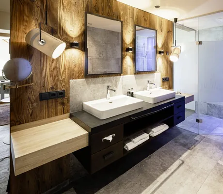 Badezimmer mit Walk in-Dusche und zwei Waschbecken im Lürzerhof