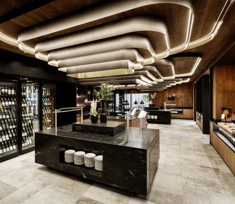 schwarzer Buffetblock und Weinschrank im großen Buffetbereich des Lürzerhof