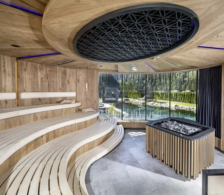 Eventsauna im Lürzerhof mit rundem Deckenelement und Blick auf den Outdoorpool