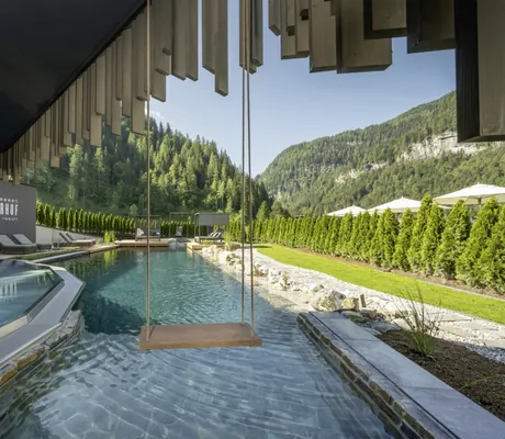 Schaukel am Outdoorpool des Lürzerhof mit Blick auf die Wälder