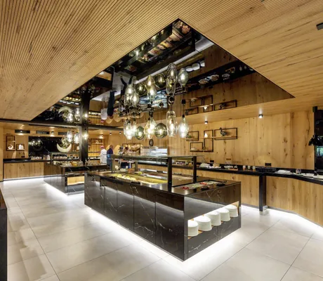 großer offener Buffetbereich mit schwarzem Block in der Mitte im Mooshof