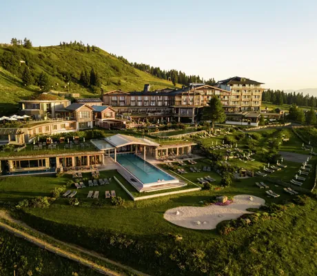 Gesamtansicht Mountain Resort Feuerberg mit großer Gartenanlage und Infinitypool