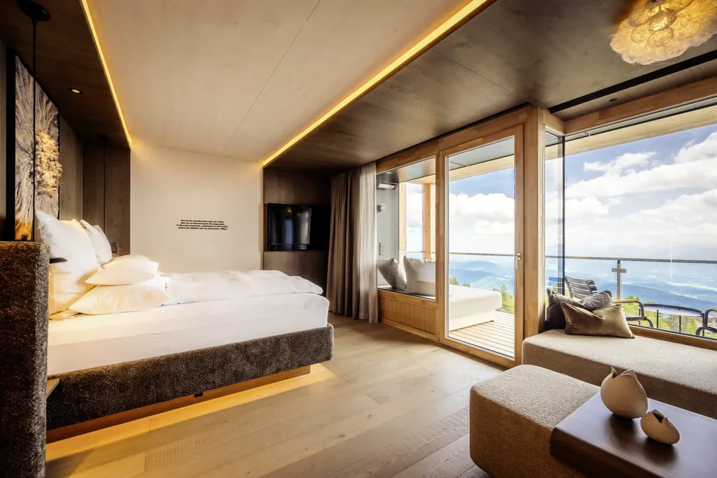 Zimmer mit grauer Bettumrandung udn Blick in die Wolken im Mountain Resort Feuerberg