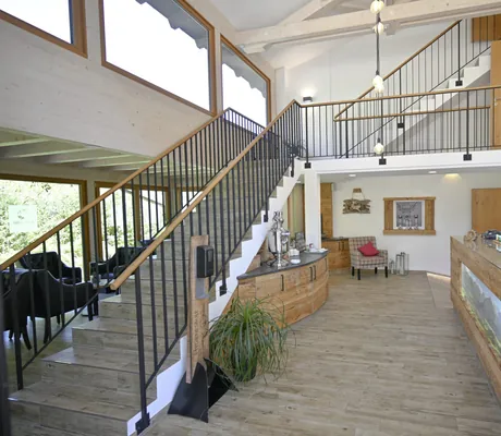 Treppe im Naturhotel Waldesruhe in der Lobby mit Teebuffet