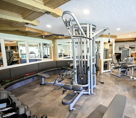 Fitnessraum im Naturhotel Waldesruhe mit Geräten von Matrix