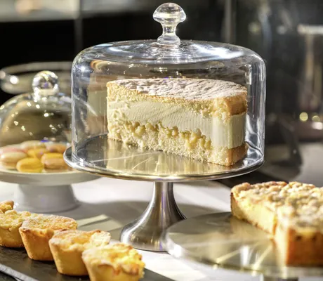 Kuchenbuffet im Ortner's Resort mit Käsekuchen unter der Glasglocke