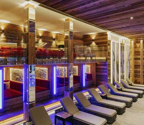 Ruhekojen mit roten Polstern am Indoorpool des Ortner's Resort