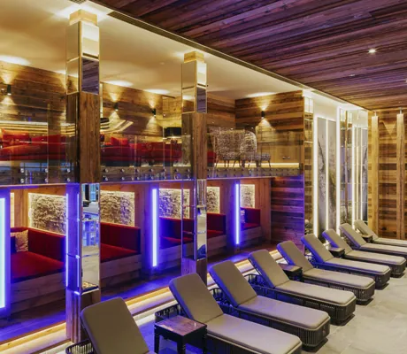 Ruhekojen mit roten Polstern am Indoorpool des Ortner's Resort