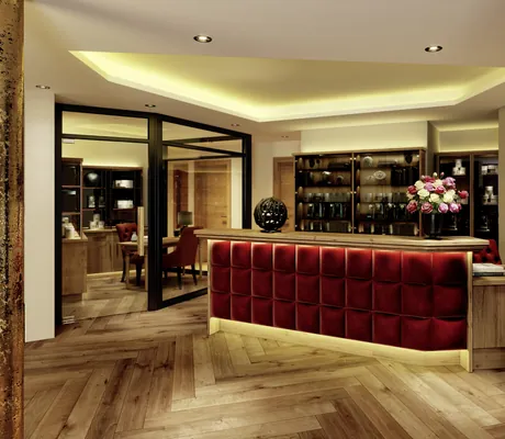 rot gepolsterter Tresen mit Rosen in Blumenvase im Ortner's Resort