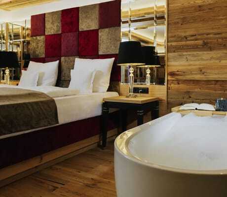 Suite im Ortner's Resort mit freistehender Wanne mit Schaumbad und Kerze