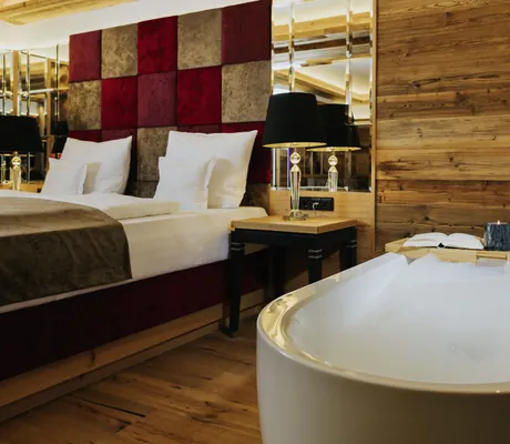 Suite im Ortner's Resort mit freistehender Wanne mit Schaumbad und Kerze