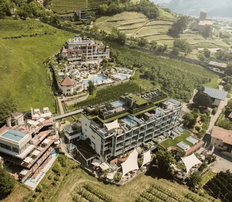 Gesamtansicht des Preidlhof von oben mit Pools und Sonnensegeln