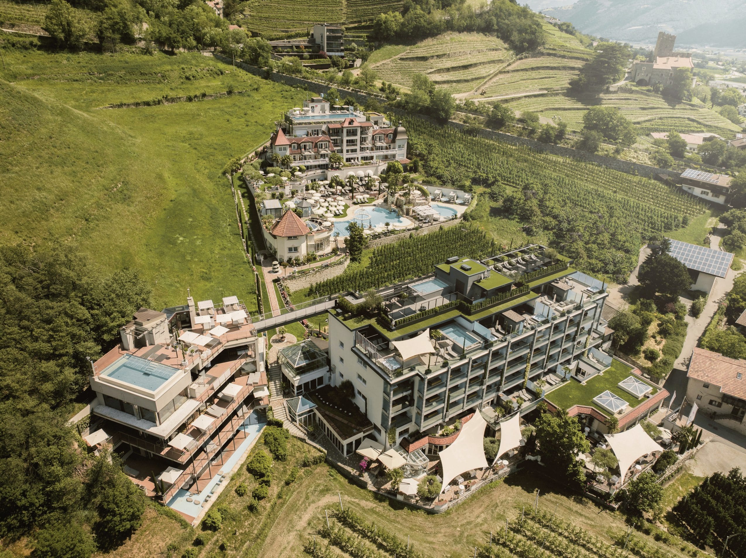 Gesamtansicht des Preidlhof von oben mit Pools und Sonnensegeln