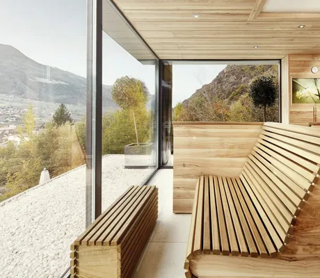 Sauna im Preidlhof mit großen Holzsitzen und Blick auf Naturns