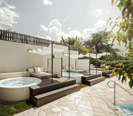 private Outdoor-Whirlpools im Preidlhof mit Sonnensegel und Trennwänden