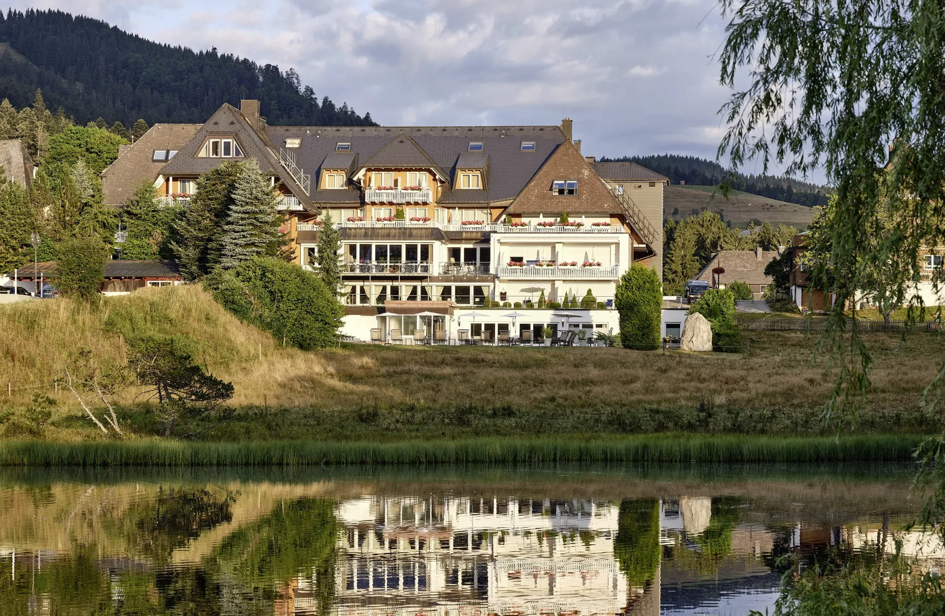 Außenansicht des Hotel Reppert mit Weiher im Vordergrund