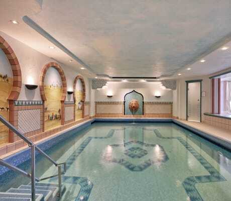 Indoorpool im Hotel Reppert mit osmanischen Bögen und wasserspeihendem Löwenkopf