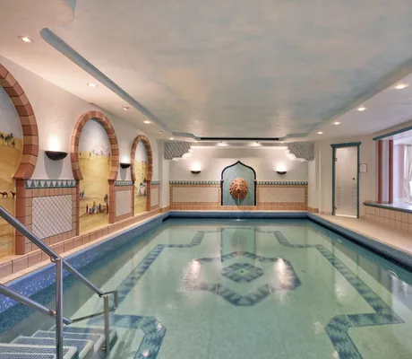 Indoorpool im Hotel Reppert mit osmanischen Bögen und wasserspeihendem Löwenkopf