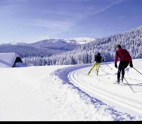 zwei Langläufer auf der tief verschneiten Loipe im Schwarzwald rund um das Hotel Reppert