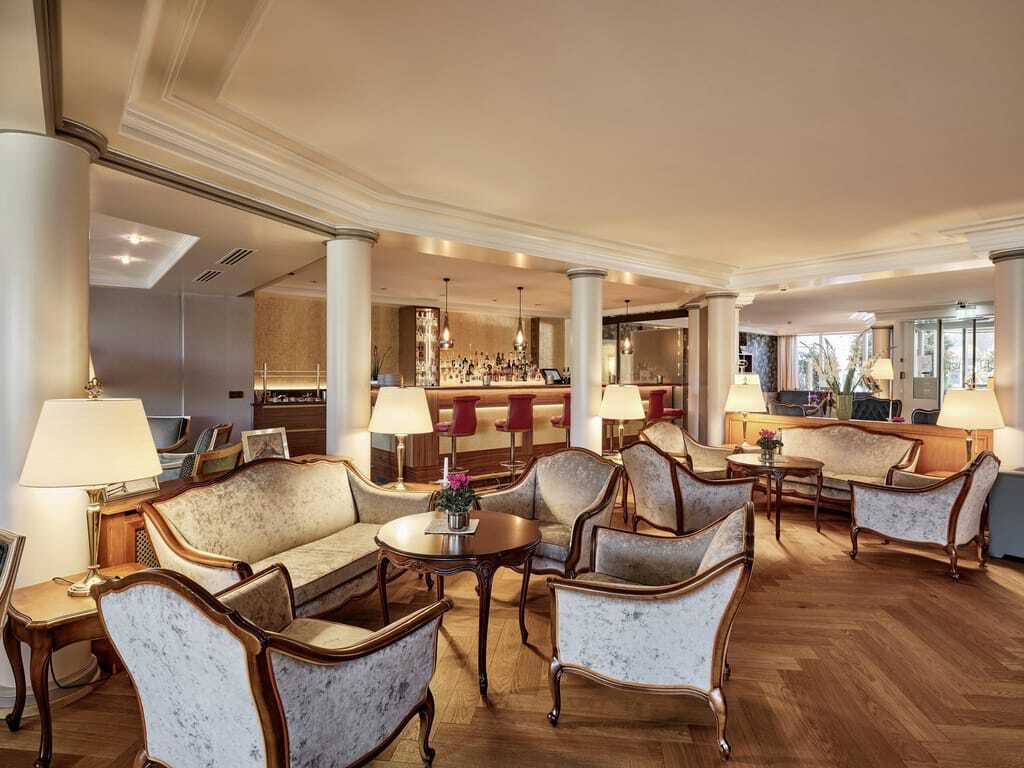 Lobby im Hotel Reppert mit Bar und Louis Seize-Möbeln in grau