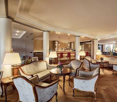 Lobby im Hotel Reppert mit Bar und Louis Seize-Möbeln in grau