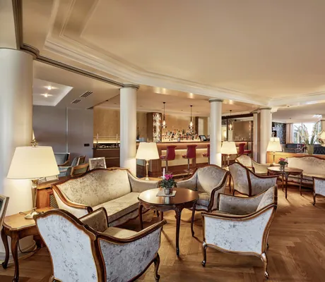 Lobby im Hotel Reppert mit Bar und Louis Seize-Möbeln in grau