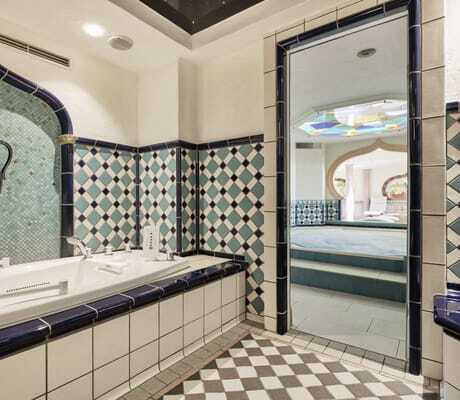 Badewanne in osmanisch anmutendem Raum mit blau-weißen Kacheln im Hotel Reppert