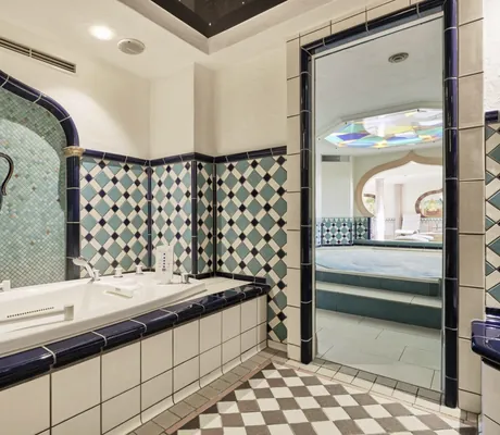 Badewanne in osmanisch anmutendem Raum mit blau-weißen Kacheln im Hotel Reppert