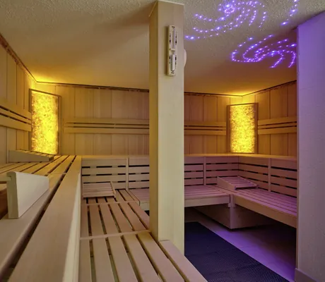 Sauna im Hotel Reppert mit gelben Ecklampen und Lichteffekten an der Decke