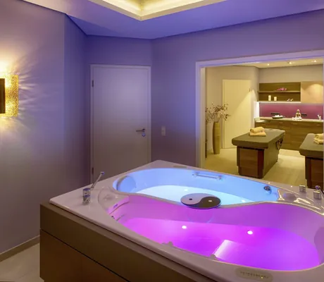 YinYang-Wanne im Hotel Reppert neben der Paarbehandlungsliege