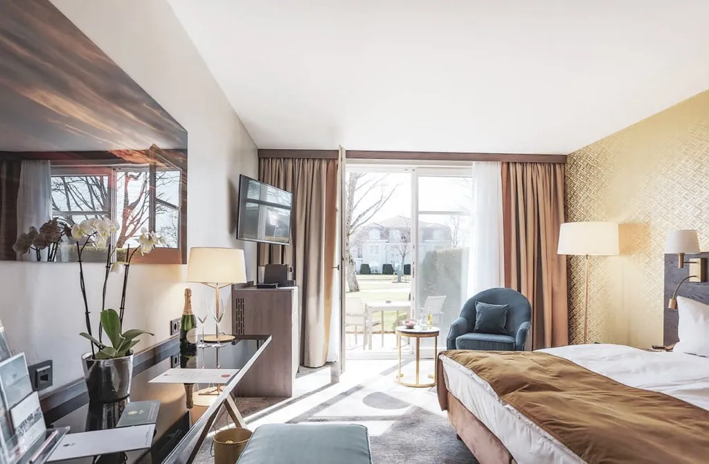 Deluxe Suite im Schloss Fleesensee mit terrakoattafarbenen Vorhängen und rostrotem Bettüberwurf