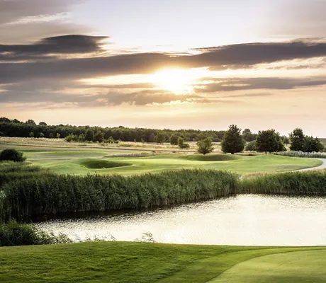 Golfplatz des Schloss Fleesensee im Abendrot mit Naturteich