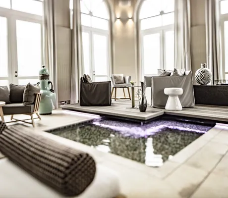 Ruhebereich im Schloss Fleesensee mit Indoorbecken mit lila Mosaiken