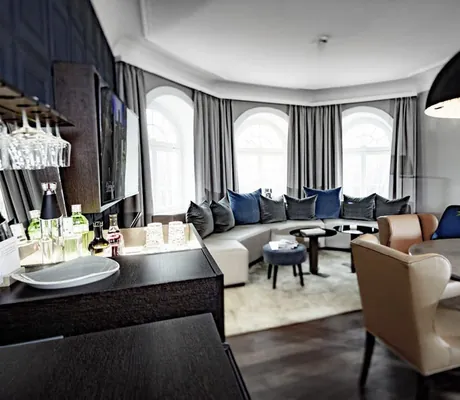 Schloss Suite im Schloss Fleesensee mit runder Polsterecke und runden Esstisch