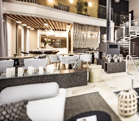 Spabereich im Schloss Fleesensee mit Wendeltreppe und gemütlicher Lounge