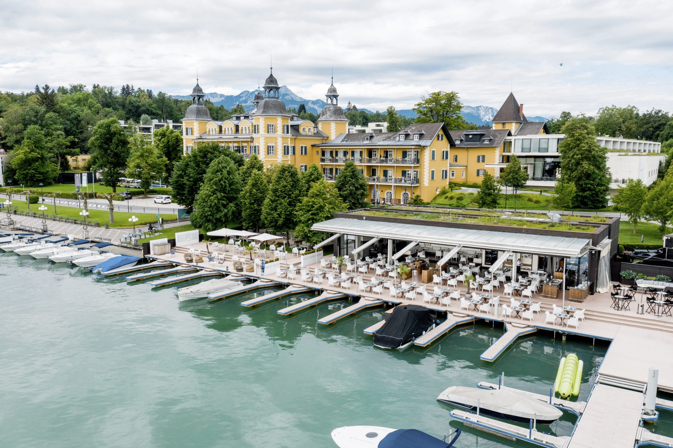 Blick vom Wörthersee aus auf das Schlosshotel Velden mit seiner Hafenanlage