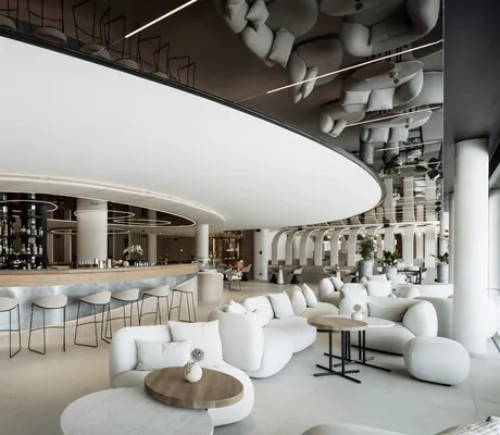 elliptisch angelegte Bar mit verspiegelter Decke im Hotel Solvie