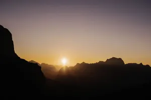 Sonnenaufgang hinter den Bergen