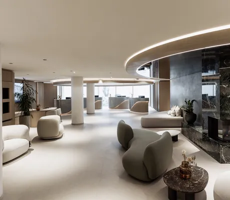 organische Sitzelemente und Deckenleuchten im Spabereich des Hotel Solvie mit Marmorkamin