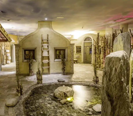 uriges Saunadorf im Tuxerhof mit Holzhütte und kleinem Teich