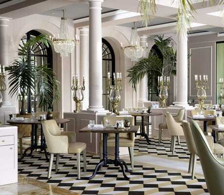 Brasserie im Victoria-Jungfrau mit Kronleuchtern und goldenen Kerzenständern