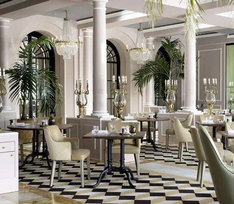 Brasserie im Victoria-Jungfrau mit Kronleuchtern und goldenen Kerzenständern