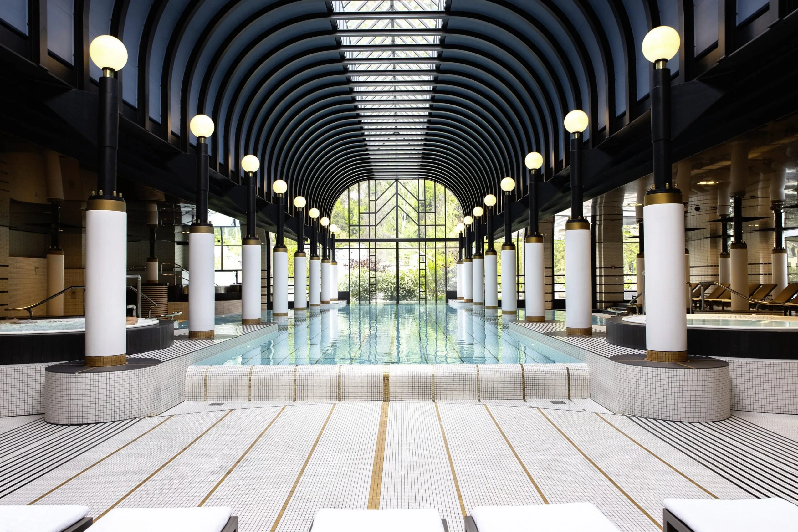 sehr opulentes Helenabad mit gew&ouml;lbter Deckenkonstruktion im Victoria-Jungfrau