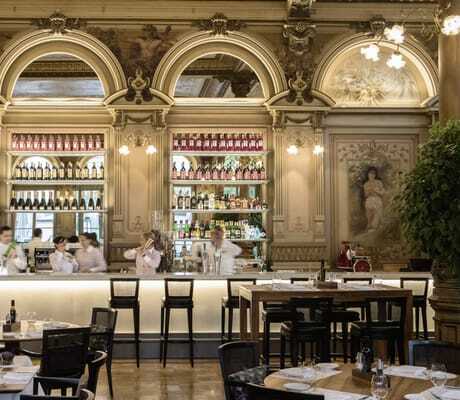 Barkeeper an der opulenten Jugendstilbar im Victoria-Jungfrau