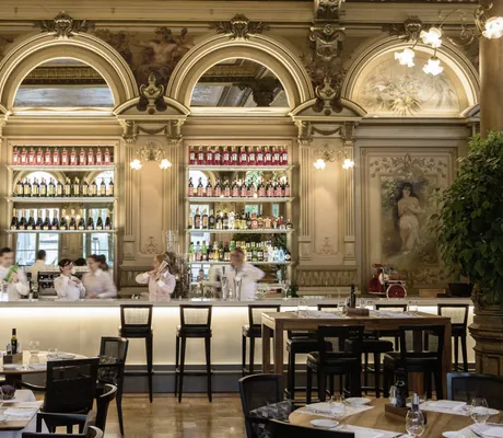 Barkeeper an der opulenten Jugendstilbar im Victoria-Jungfrau