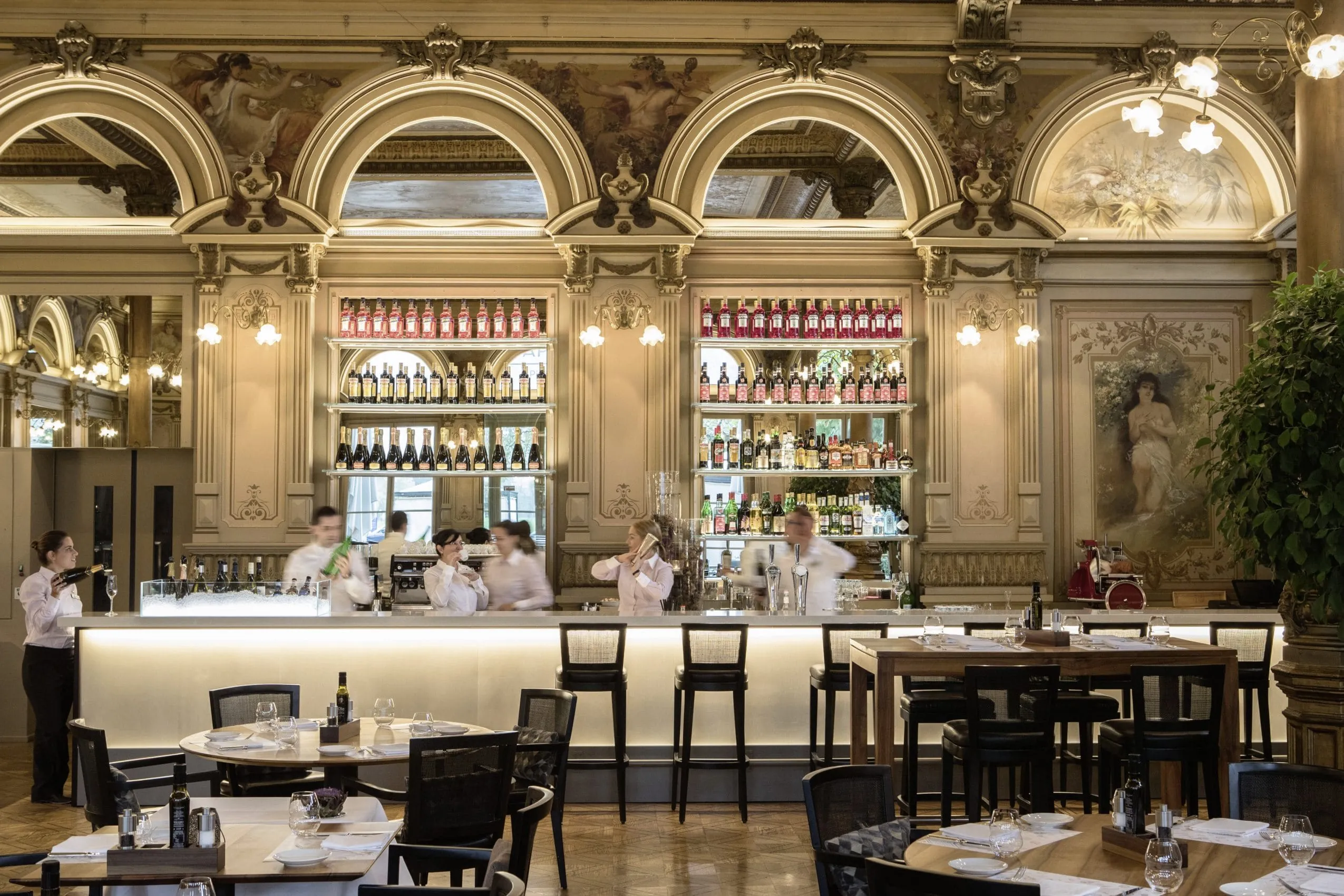 Barkeeper an der opulenten Jugendstilbar im Victoria-Jungfrau