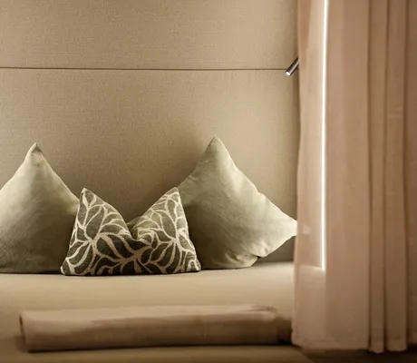 Kissen in einer Holz-Ruhekoje im das Stemp